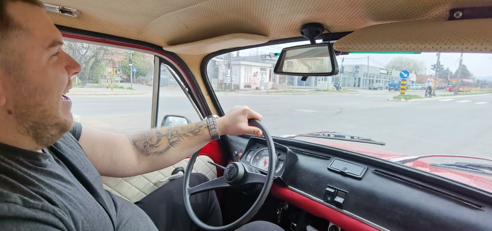 Jutuber Jovo Mitrović naučio baku 80 godina da vozi