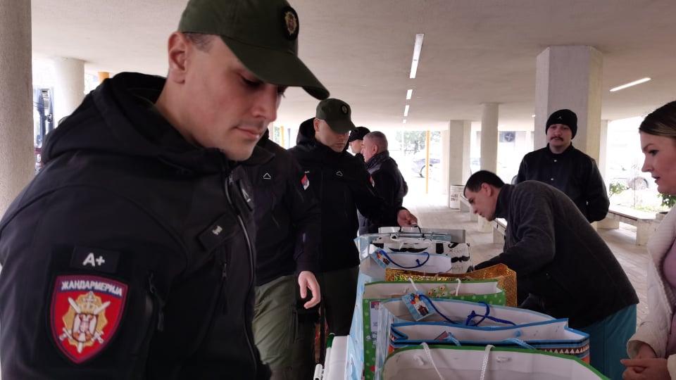 Niška Žandrmerija dodelila paketiće deci koja se leče u Kliničkom centru Niš