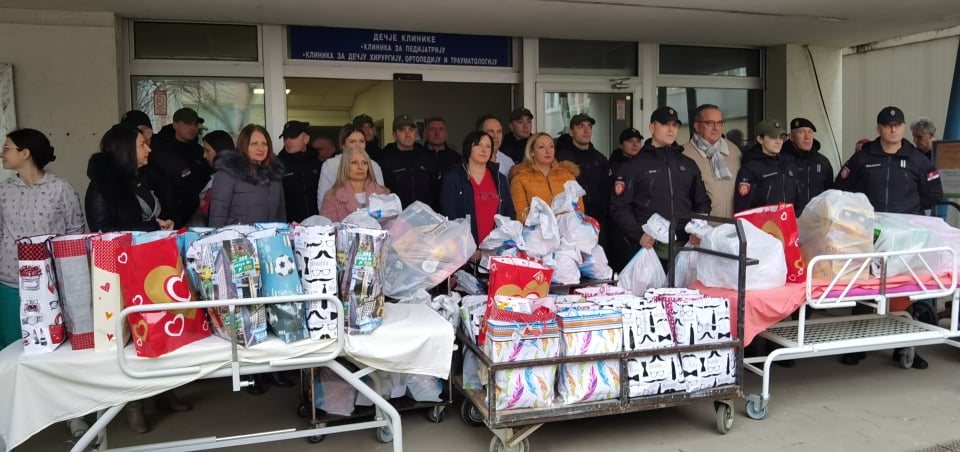 Niška Žandrmerija dodelila paketiće deci koja se leče u Kliničkom centru Niš