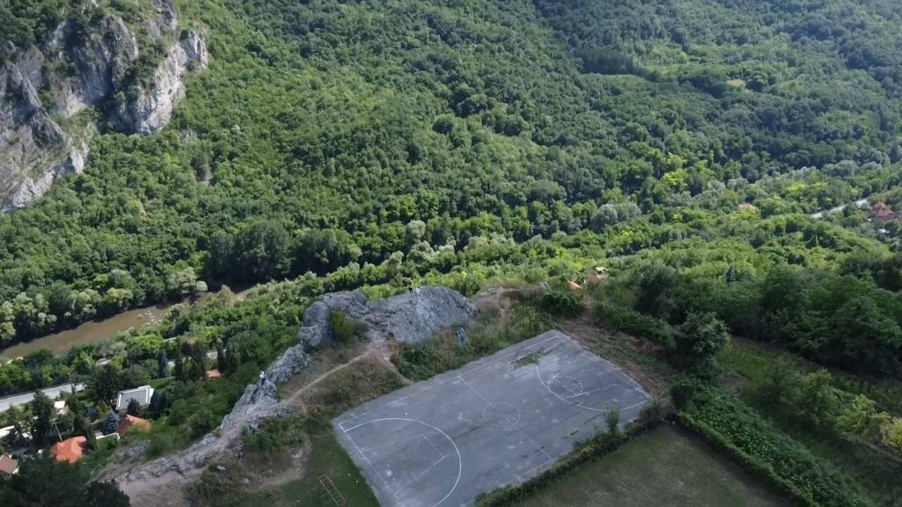 Pogled iz vazduha na zelene padine i reku u Sićevačkoj klisuri kod Niša