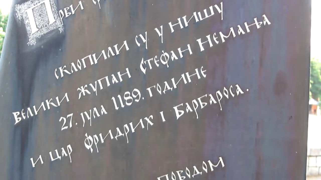 Natpis na spomeniku u Nišu posvećen susretu Stefana Nemanje i Fridriha Barbarose 1189. godine
